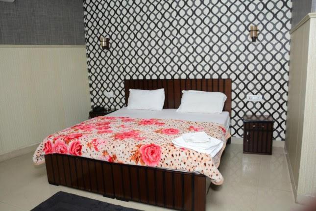 Krazy Hotel Haldwāni 外观 照片