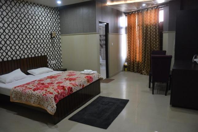 Krazy Hotel Haldwāni 外观 照片